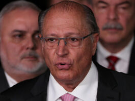 Alckmin se encontra com Bolsonaro em Brasília e diz que presidente reafirmou apoio à transição.