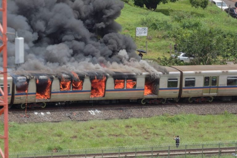 Metrô retoma circulação de trens no DF após incêndio consumir vagão Metrô retoma circulação de trens no DF após incêndio consumir vagão
