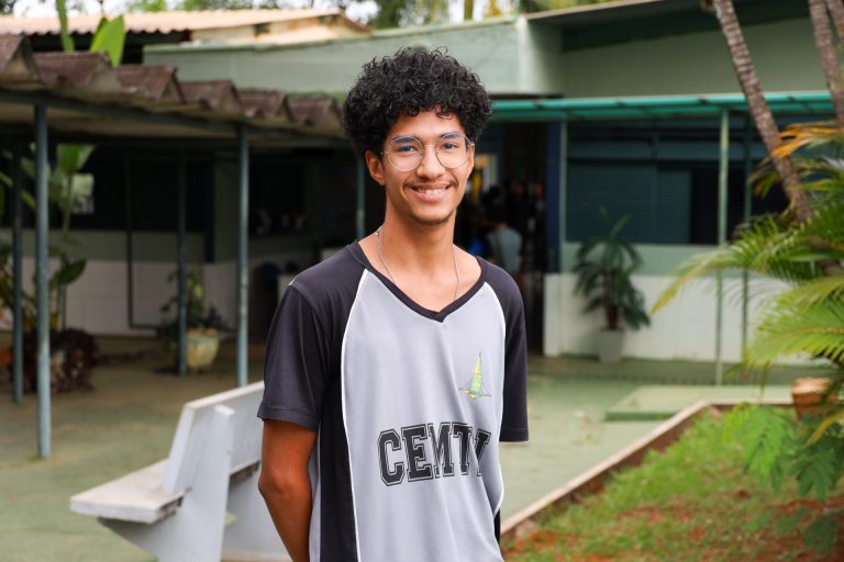 Aluno de Taguatinga sobe ao pódio em concurso nacional de redação Aluno de Taguatinga sobe ao pódio em concurso nacional de redação
