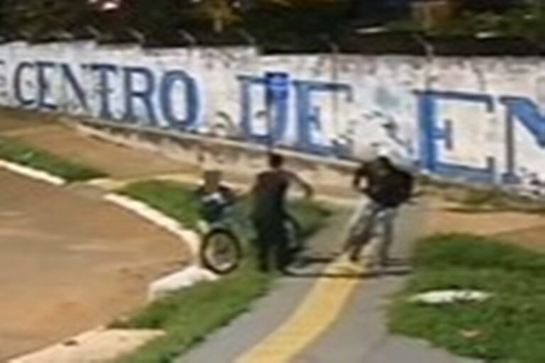 Ladrões interrompem brincadeira e roubam bicicleta de menino; vídeo