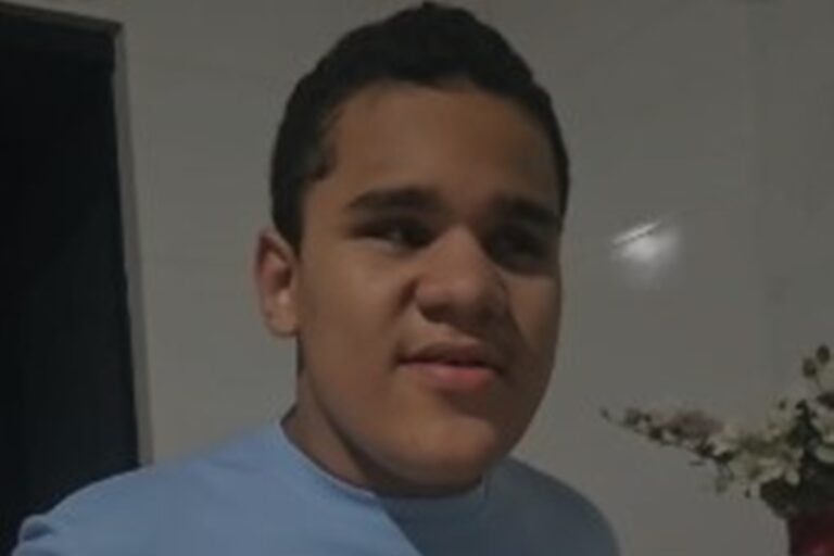 Adolescente cego e morador de Ceilândia busca ajuda para estudar Adolescente cego e morador de Ceilândia busca ajuda para estudar