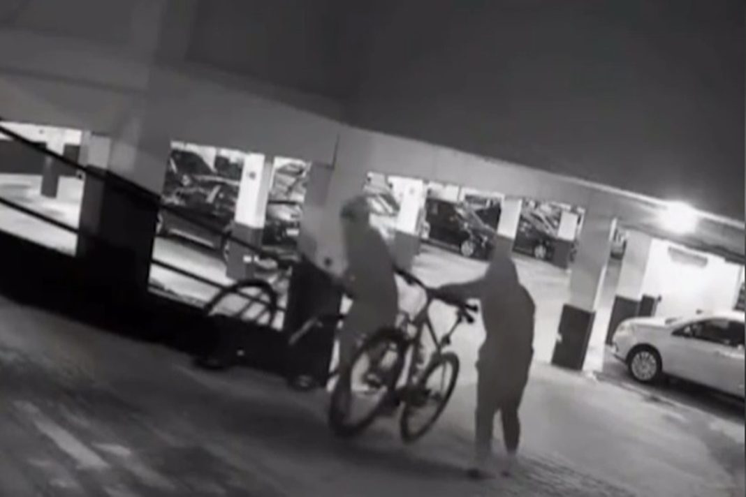 Dupla encapuzada invade garagens do DF para furtar bicicletas. Vídeo