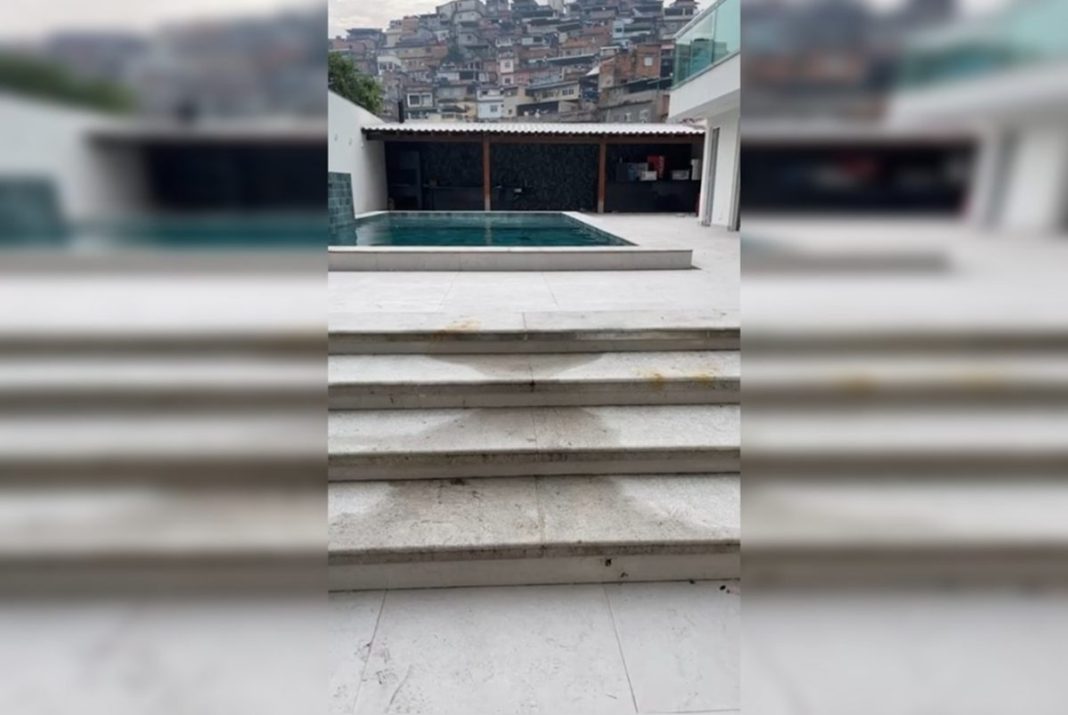 Polícia estoura “Oásis do CV” com direito a piscina no topo do Complexo do Alemão